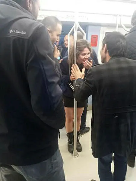 ankara-kizilay-batikent-metrosunda-bir-kadinin-kafasi-tutunma-direklerine-sikisti-1672590384899.jpg Ankara Kızılay-Batıkent metrosunda bir kadının kafası tutunma direklerine sıkıştı - 2