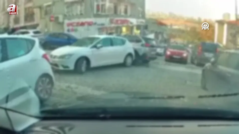 Ataşehir’de aracına çarpan otomobilin sürücüsünü darbeden kişi kamerada