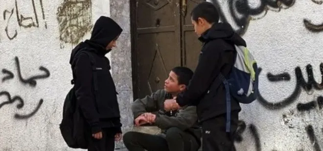 Katil İsrail’in zulmü sınır tanımıyor! 12 yaşındaki çocuğu tutuklayıp tehdit ettiler: Taş atarsan sen de ölürsün