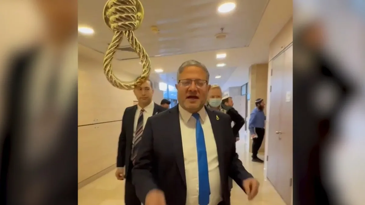 Siyonistlerin vahşeti boyut atladı! Terörist Ben-Gvir Meclis'e "yağlı urgan" rozetiyle geldi