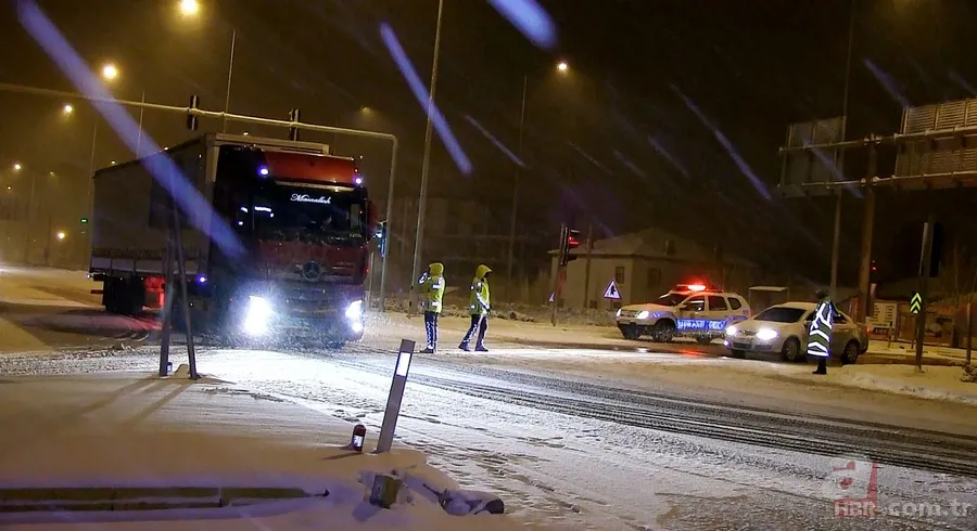Aksaray-Konya karayolu kar ve tipi nedeniyle ulaşıma kapatıldı 5
