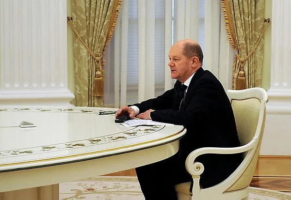 Macron’dan sonra Almanya Başbakanı Olaf Scholz dev masada! Putin’den 6 metrelik mesafe