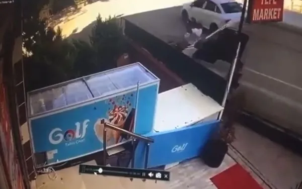 sancaktepede-gozu-donen-sahis-esini-taciz-eden-kisiyi-minibusle-bicti-gecti-o-anlar-kamerada-1662705747029.jpg Sancaktepe’de gözü dönen şahıs eşini taciz eden kişiyi minibüsle biçti geçti! O anlar kamerada - 4
