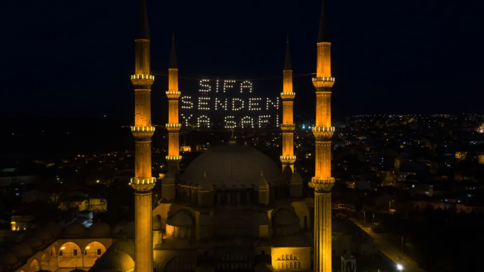 İstanbul'da hasretle beklenen görüntüler! Mahyalar yandı