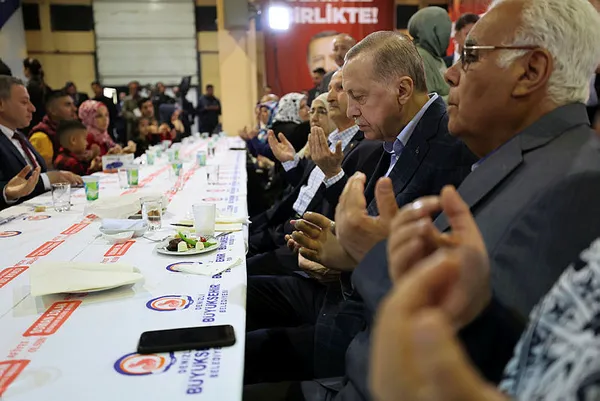 Başkan Erdoğan’dan Denizli’deki iftar programında önemli açıklamalar: Naylon adayı umut diye yutturmaya çalışıyorlar!