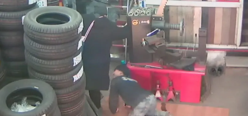 Tamirci genç kadını baldırından ısırdı