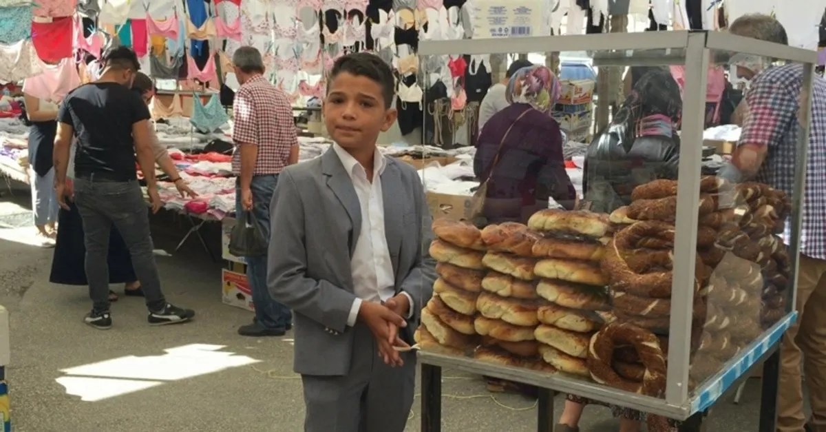 12 Yasindaki Sevket Pazarda Simit Satarak Okul Harcligini Cikariyor Ahaber Video Izle