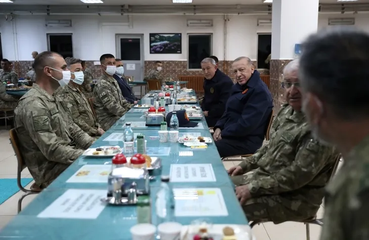 Başkan Erdoğan, Yüksekova'da Mehmetçik ile iftar yaptı