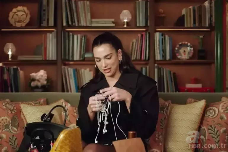 Yanından ayırmıyor! Dua Lipa'nın çantasından çıkanlar şaşırttı 6