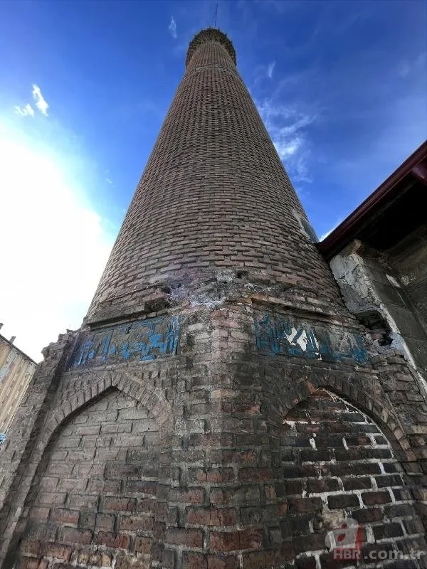 Sivas’ta eğriliği ile tanınan tarihi minarenin kayıp yazıları “bisküviden” çıktı