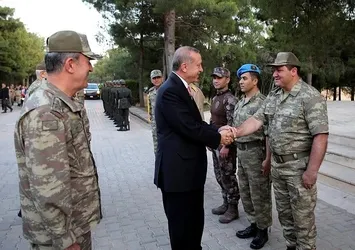 Cumhurbaşkanı Erdoğan'ın yanındaki rütbesiz askerin kim olduğu belli oldu