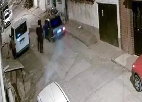 eskisehirde-pes-dedirten-olay-aracini-kendisini-kovalayan-bekcilerin-uzerine-surdu-1637065860062.jpg Eskişehir’de ‘pes’ dedirten olay! Aracını kendisini kovalayan bekçilerin üzerine sürdü - 1