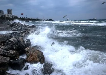 Hatay'da eğitime şiddetli rüzgar engeli