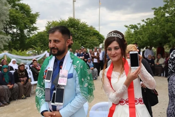 Nevşehir’de damada altın yerine akıllı telefon taktılar