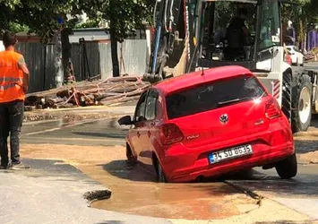 İBB bünyesindeki İSKİ'den vatandaşa yeni çile! Çöken yola otomobil düştü