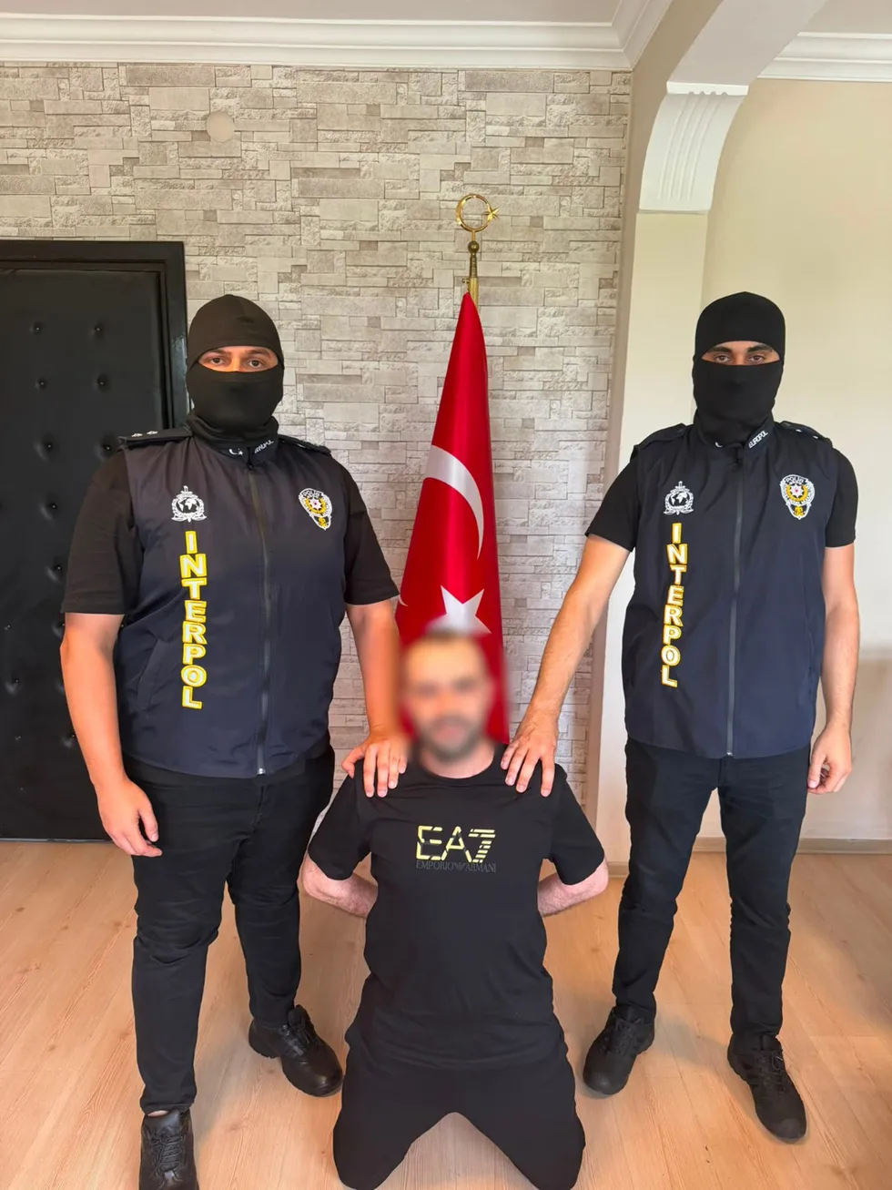 kirmizi-bultenli-suclular-tek-tek-getiriliyor-15-ayda-51-iade-1786778435091.jpg Kırmızı bültenli suçlular tek tek getiriliyor! 1,5 ayda 12 ülkeden 51 iade - 1
