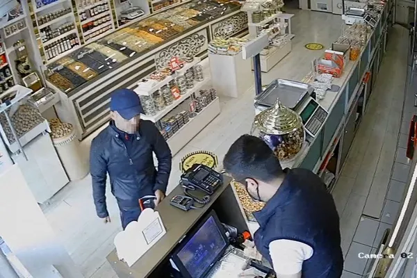her-detayini-tek-tek-planladilar-antalyada-cep-telefonu-ve-cuzdan-hirsizlari-kamerada-1636884127813.jpg Her detayını tek tek planladılar! Antalya’da cep telefonu ve cüzdan hırsızları kamerada - 2