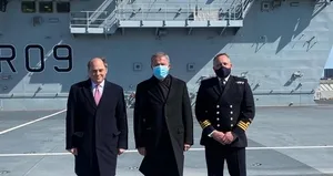 Bakan Akar İngiltere’nin uçak gemisini inceledi