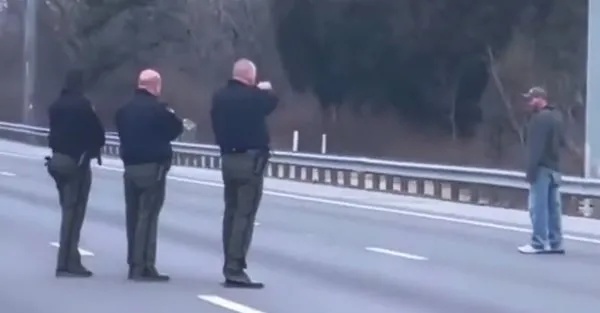 ABD polisi yol ortasında duran adamı infaz etti! 9 polis kurşun yağdırdı - 3