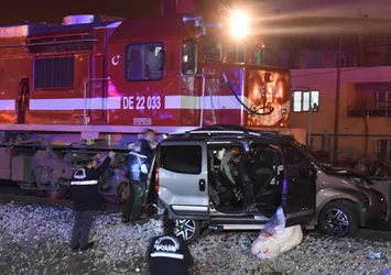 Tren, otomobile çarptı: 1 ölü, 4 yaralı