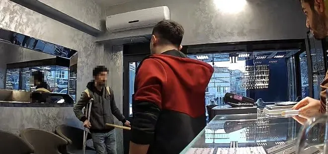 İstanbul’da koltuk değnekli şüphelinin meyve bıçağıyla soygun girişimi! O anlar kamerada