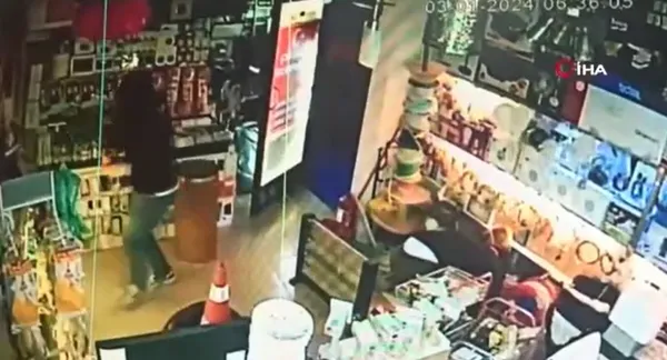 1704359087503.jpg İş yerine giren hırsızlara 'paspas' şoku! Arkalarına bakmadan kaçtılar - 1