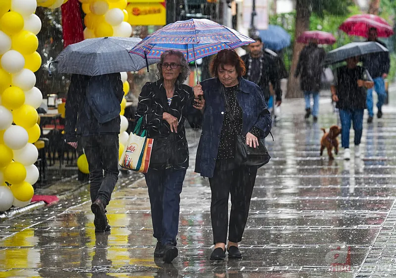 Meteoroloji’den çifte uyarı: Fırtına ve sağanak bir arada! İstanbul, Adana, Rize, Hatay... 10 il için sarı alarm verildi 11