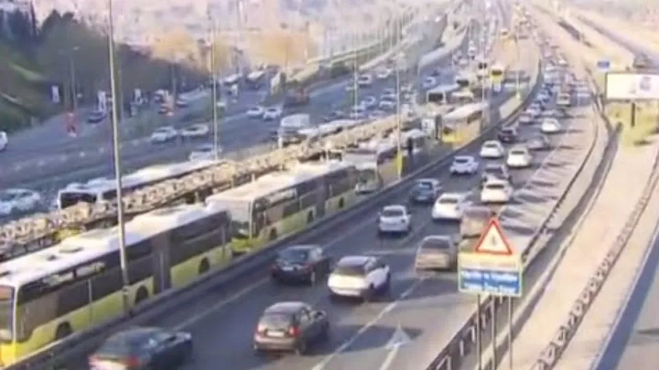 Son dakika: İstanbul trafiğinde yoğunluk var mı? Son durum ne? A Haber canlı yayınında aktardı