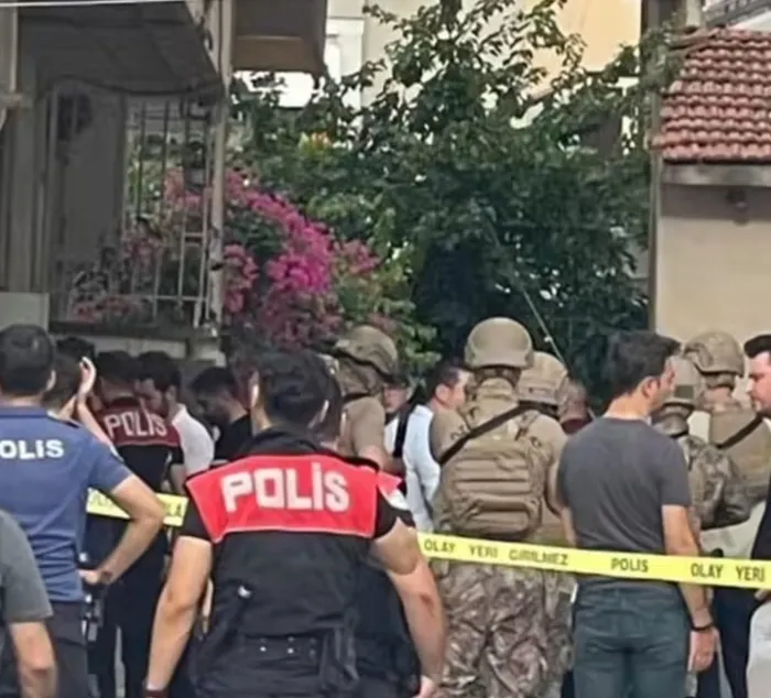 izmirde-dehset-once-bicakladi-sonra-rehin-aldi-operasyonla-etkisiz-hale-getirildi-1717712102197.jpg İzmir'de dehşet! Önce bıçakladı sonra rehin aldı: Operasyonla etkisiz hale getirildi - 1
