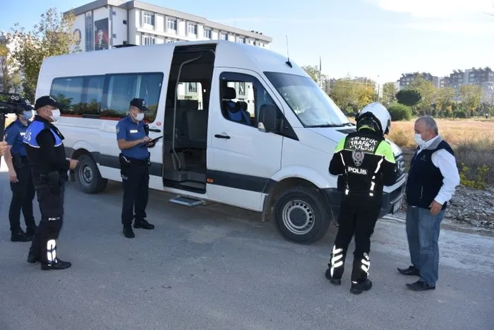 238 polis aynı anda denetim gerçekleştirdi | 22 araca 12 bin ceza kesildi - 1
