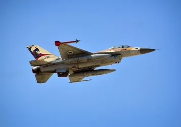 İsrail savaş uçakları Gazze'ye saldırdı