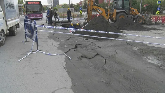 İSKİ'nin çalışmasının ardından yol çöktü! Halk otobüsü ve araçlar çukura düştü - 2
