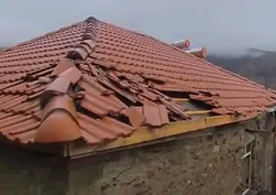 Aydın'ı fırtına vurdu: Bir evin çatısı uçtu