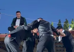 Bilecik'te damadı çatıya çıkaran arkadaşları insan kulesi kurarak yemek istedi