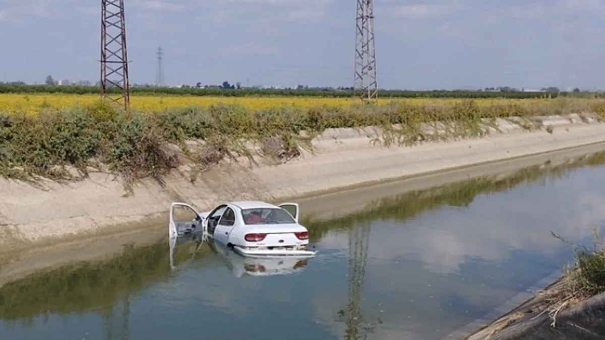 Adana'da kontrolden çıkan otomobil sulama kanalına devrildi