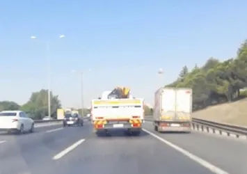 TEM Otoyolu'nda yol verme kavgası kamerada! Tartıştığı kamyonetliyi bariyere sürükledi