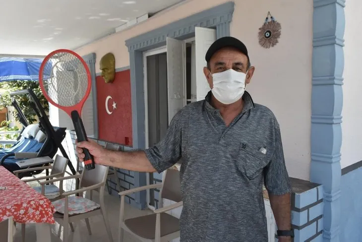 İzmir’de kanalizasyonsuz mahallede raketlerle sinek avına çıkıyorlar