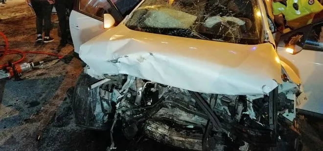 Kartal’da iki otomobil kafa kafaya çarpıştı: 8 ağır yaralı