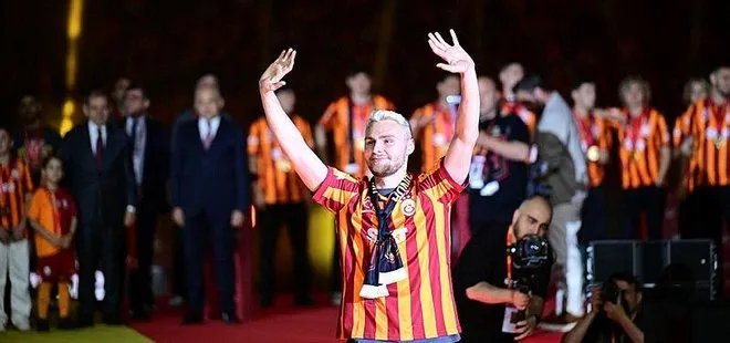 Victor Nelsson’dan şampiyonluk kutlaması sonrası şok paylaşım! Galatasaray taraftarına tepki gösterdi! Hesabı mı hacklendi?