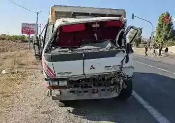 Bitlis’te kamyonet tırla çarpıştı: 2 yaralı