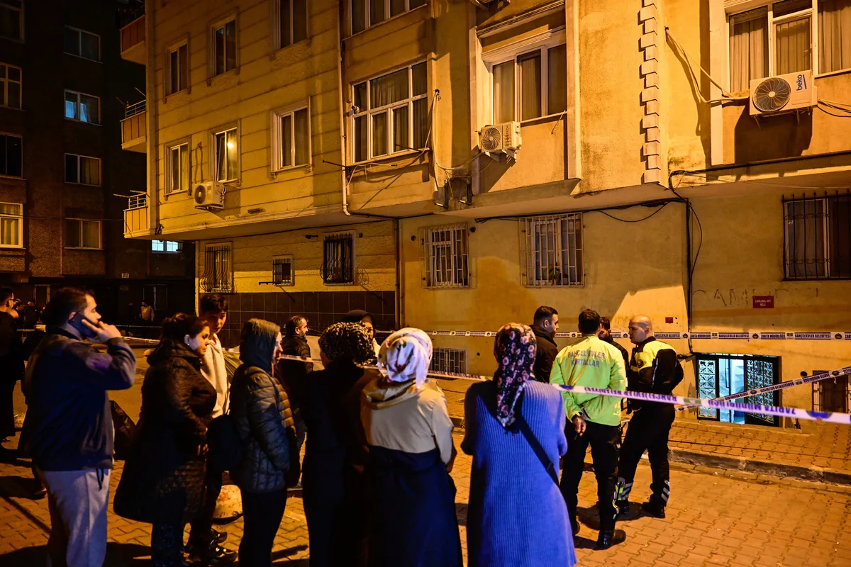 1793068143798.jpg Bahçelievler'de gece yarısı korku dolu anlar! İstinat duvarı çöktü: 2 bina tahliye edildi - 2