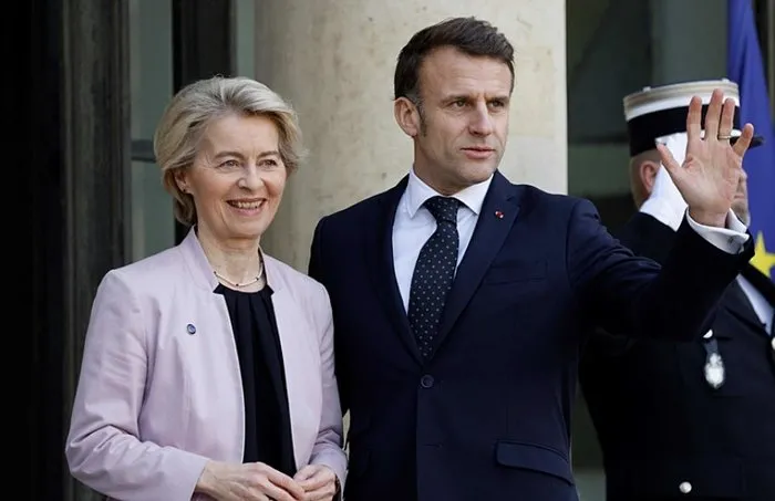 Fransa Devlet Başkanı Emmanuel Macron ve Avrupa Birliği Komisyon Başkanı Ursula von Der Leyen (AFP)