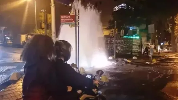 1698885978612.jpeg Kadıköy’de su borusu patladı! İBB’nin vurdumduymazlığı: Su 5 saat boyunca cadde ve sokaklara aktı - 2