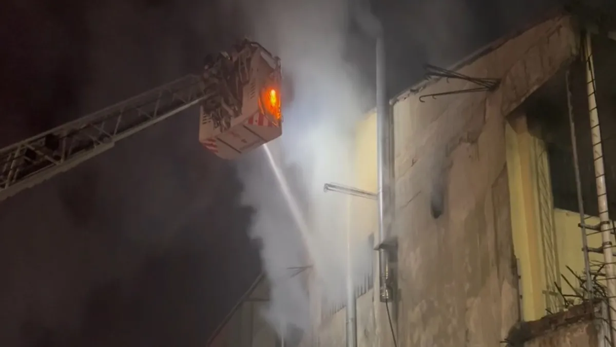 Zeytinburnu'nda yangın paniği: Boya fabrikasında bina tahliye edildi