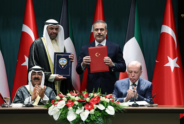 kuveyt-emiri-seyh-mesal-turkiyede-turkiye-ile-kuveyt-arasinda-cesitli-alanlarda-dev-anlasmalar-1715098581710.jpg Kuveyt Emiri Şeyh Meşal Türkiye'de! Türkiye ile Kuveyt arasında çeşitli alanlarda dev anlaşmalar - 7