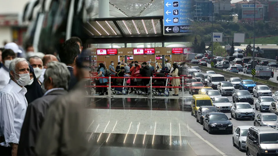 Son dakika | Tam kapanma göçünde İstanbul'un hayat damarları tıkandı! Havalimanı, otogar, trafik felç