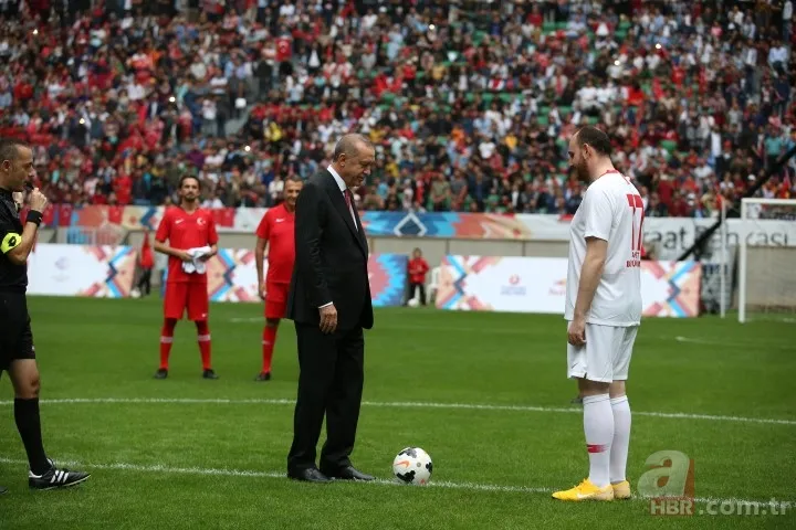 Başkan Erdoğan ünlüler karması maçını başlattı 10