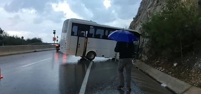 Antalya’da servis aracı kayalıklara çarptı: 17 yaralı