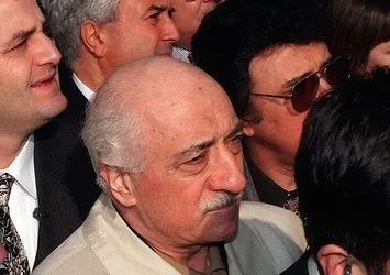 Çok yardım toplayana FETÖ elebaşının seccadesini hediye etmişler