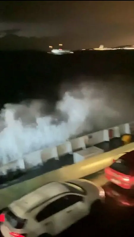 1669066397614.jpg Marmara Denizi'nde korku dolu anlar! Dalgalar metrelerce yükseldi - 2